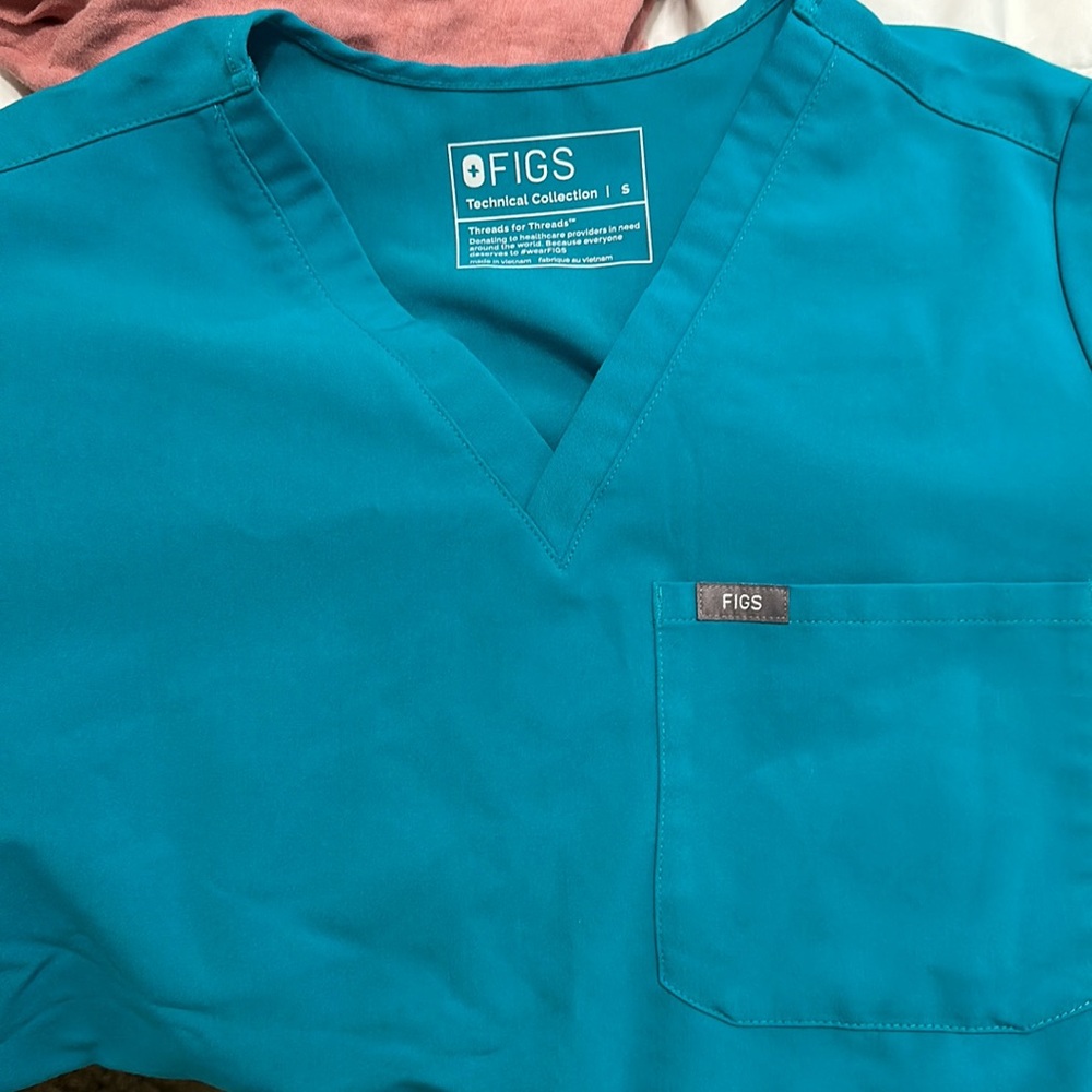 FIGS Catarina Top Size S. Limited Edition Teal. Also have matching joggers.